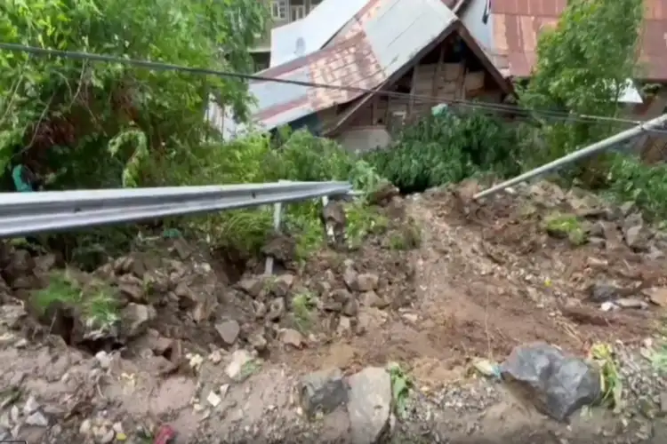 J-K: Severe waterlogging, heavy rainfall damage Srinagar-Bandipora road