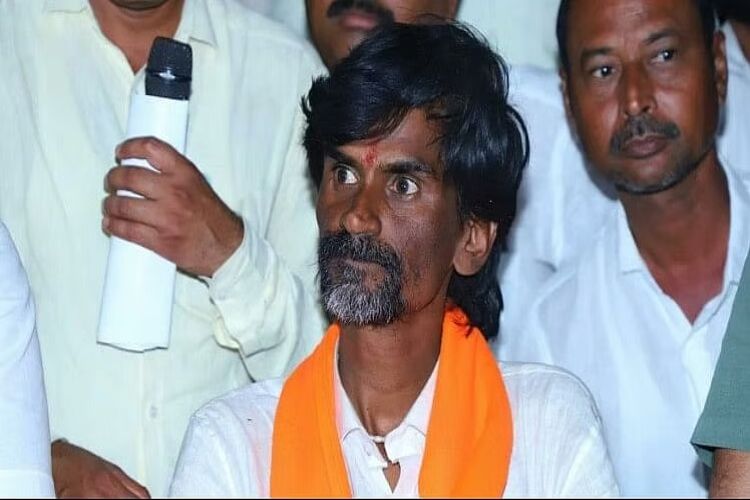 Pravin Darekar met Jarange and appealed for talks on reservation.