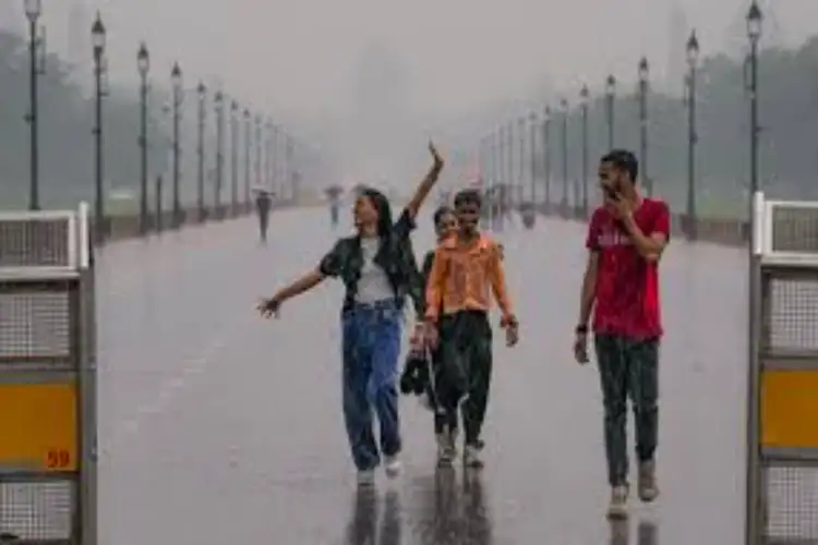 Delhi witnesses light rainfall, breeze brings brief relief amid continuing heatwave conditions