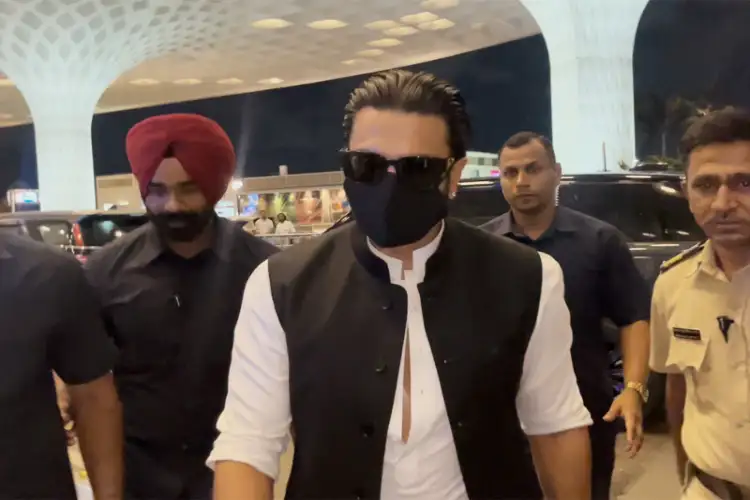 Ranveer Singh keeps it classy in kurta-pyjama, Nehru jacket during airport appearance