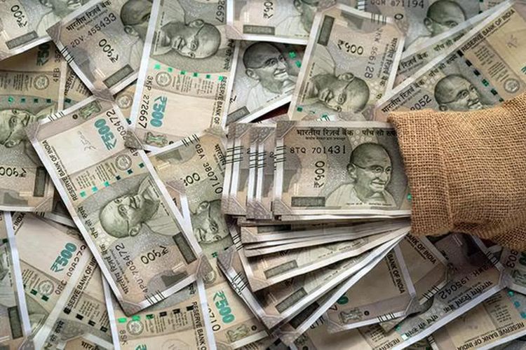 Rupee falls 17 paise to 95.43 per dollar in early trade