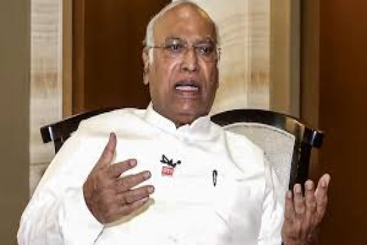 Crude oil prices fall, government's profiteering continues: Mallikarjun Kharge