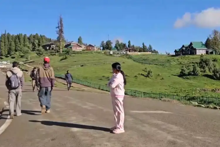 JK: Normalcy returns to Gulmarg after Gondola snag; tourists praise rescue efforts after successful evacuation