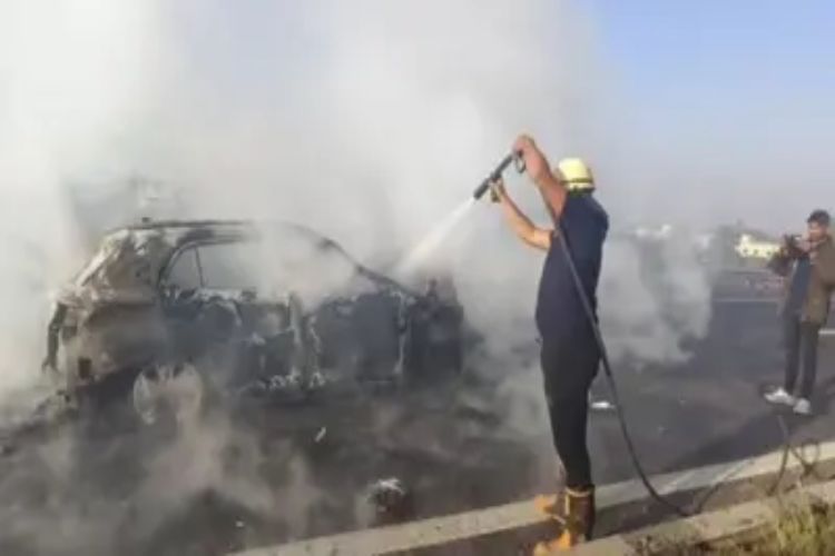 Car and truck catch fire in Maharashtra, five people have a narrow escape