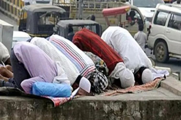 Refraining from offering Namaz on roads is in accordance with Sharia.