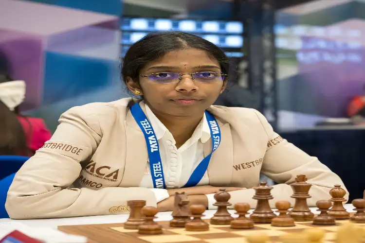 Tamil Nadu Sports Minister gives Rs 10 lakh aid to chess GM R Vaishali