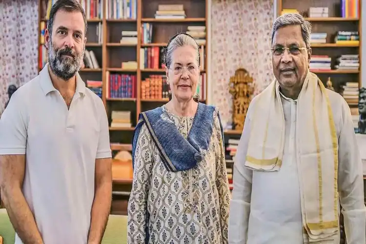 Siddaramaiah, Surjewala leave 10 Janpath after meeting Sonia, Rahul Gandhi; head to Kharge's residence
