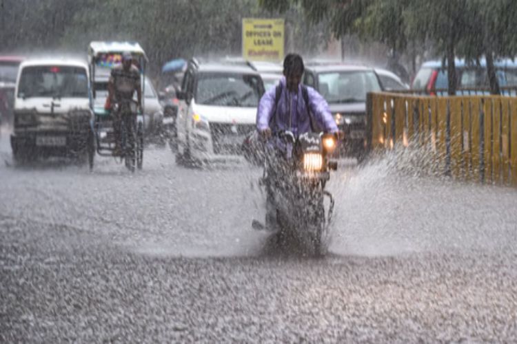 Heavy rain accompanied by thunderstorms lashes Kolkata and South Bengal