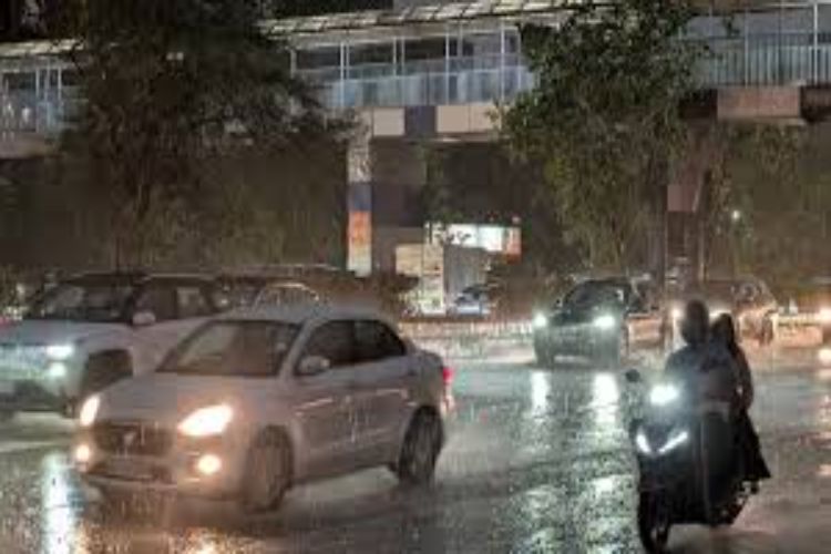 Temperature drops in Delhi, light rain likely today