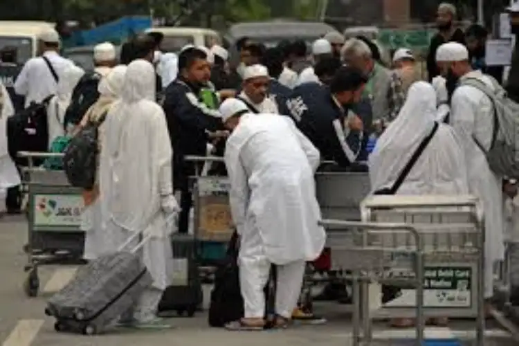 J-K CM flags Hajj pilgrims' baggage transit issue with Union Civil Aviation Minister, demands swift action