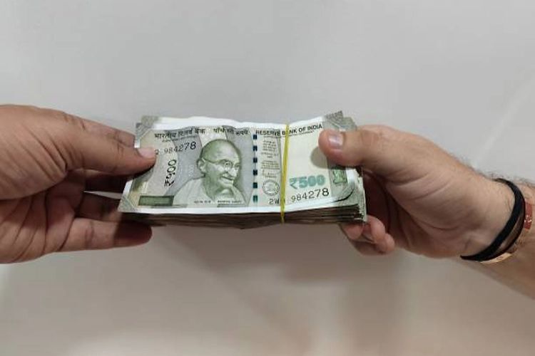 Public prosecutor in Bengaluru caught accepting a bribe of Rs 5,000