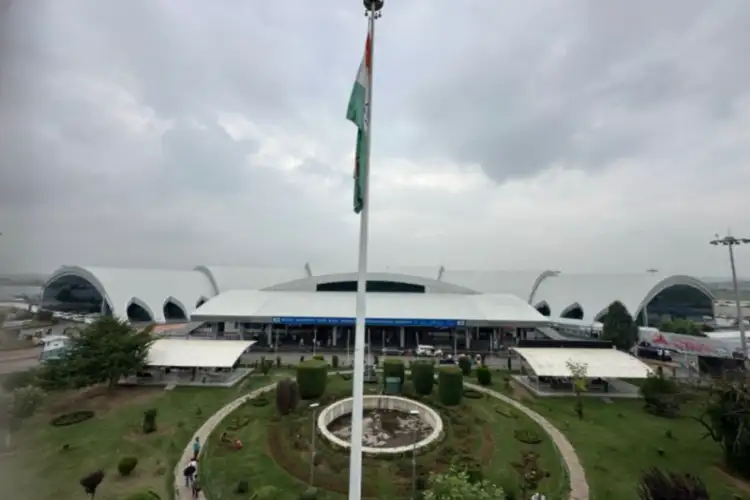 Srinagar Airport announces partial runway closures for maintenance starting July 2026; total runway shutdown from October 1