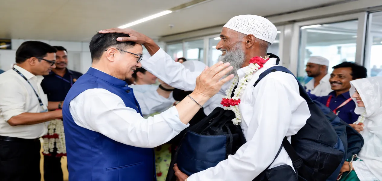 Upon the return of Hajj pilgrims, Union Minister Kiren Rijiju welcomed them, writing in Urdu: 