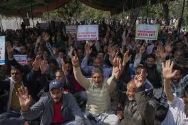 J-K: Sanitation workers protest in Doda, demand regularisation and better employment benefits