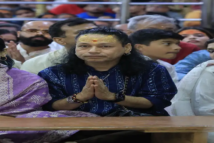 Kailash Kher visits Mahakaleshwar Temple in Ujjain, attends Bhasma Aarti