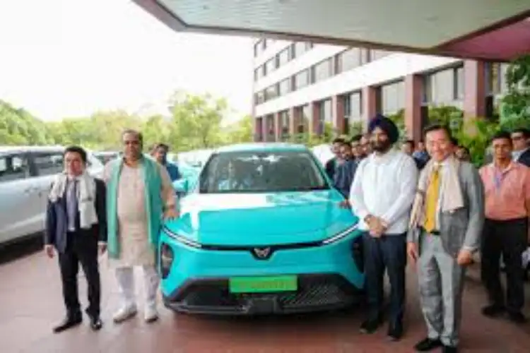 Delhi Minister Manjinder Sirsa flags off Green SM's electric taxi service
