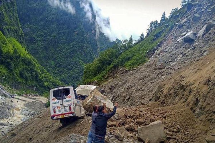 A bus from Delhi died after being hit by boulders falling from a hill in Bhanerpani, Chamoli.