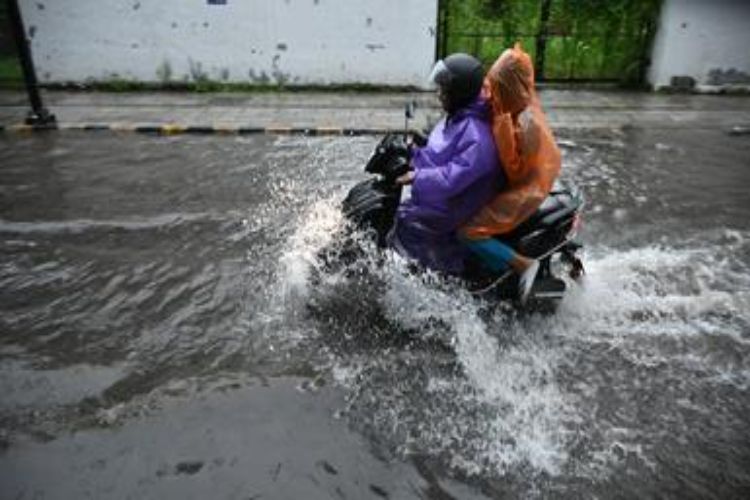 Heavy rains cause waterlogging in Kerala, 'red alert' issued for five districts