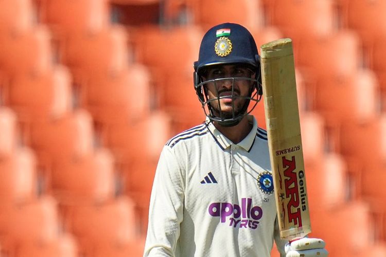 Gill and Rahul hit centuries as India made 368 for three.