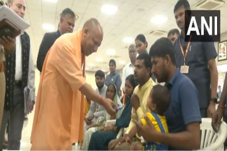 Adityanath listened to complaints during Janta Darshan, assured admission to a B.Tech aspirant.