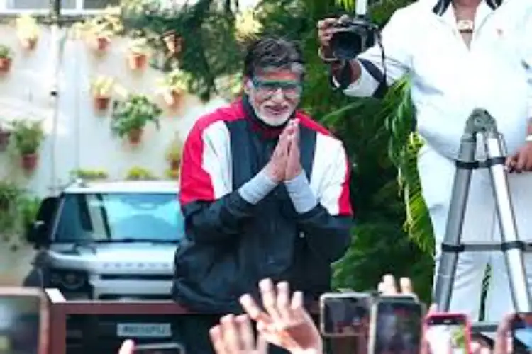 Amitabh Bachchan goes on a solo car drive after Sunday darshan