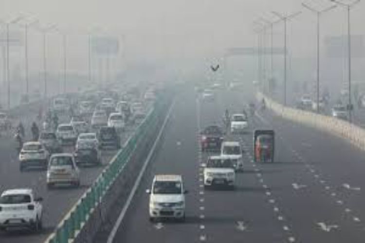 Delhi witnessed a mildly warm morning, with air quality recorded in the 'moderate' category.