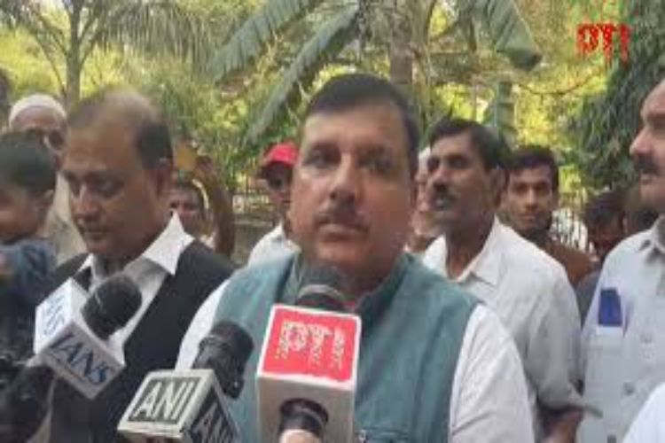 AAP MP Sanjay Singh gave a reward of Rs 50,000 to the owner of a mattress shop in Malviya Nagar.