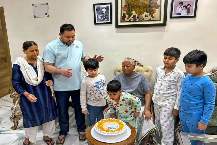 Bihar: Lalu Prasad celebrated his 79th birthday by cutting a cake with his family.