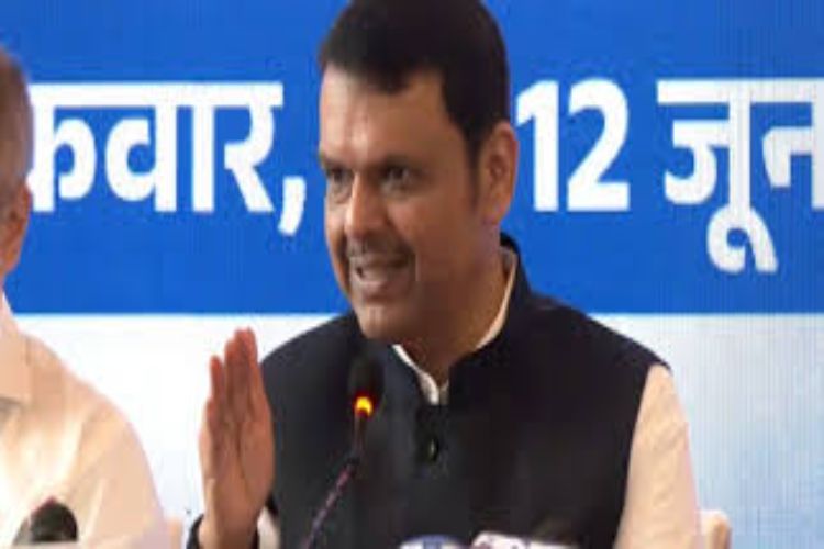Congress is a sinking ship, no one wants to go with it: Fadnavis