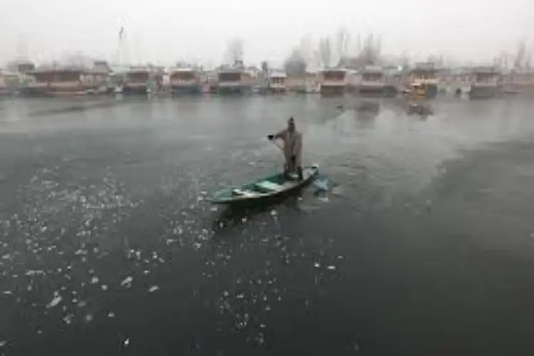 Srinagar sees light rain over Dal Lake as IMD forecasts continued rain, thunderstorms