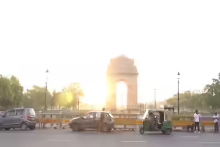 Sunny morning in Delhi, rain forecast