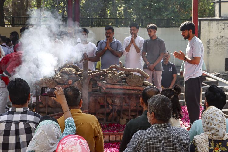Rana's body was taken to Varanasi for last rites.