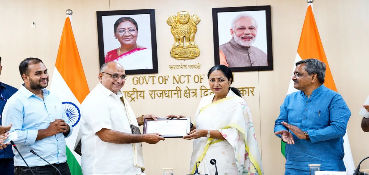 CM Rekha Gupta honored the heroes of the Delhi fire incident.