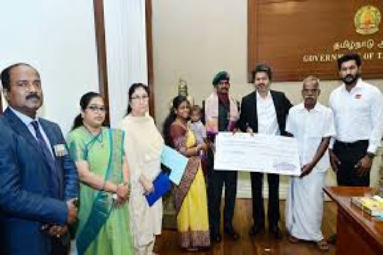 Tamil Nadu Chief Minister felicitates Meenakshi Sundaram with a cheque of Rs 48 lakh