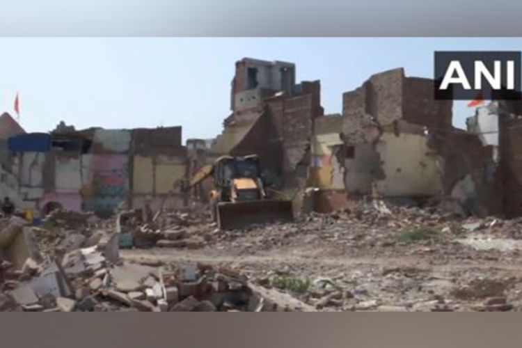 Demolition process underway in Delhi's Kalindi Kunj
