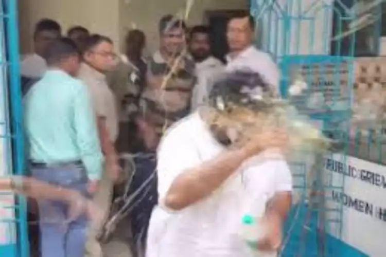 Trinamool youth leader Soumitra Banerjee attacks by eggs while being taken to court