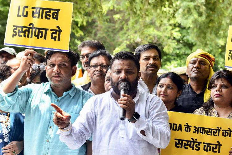 Delhi: AAP MLA 'self-inaugurates' Kondli Bridge and opens it for the public