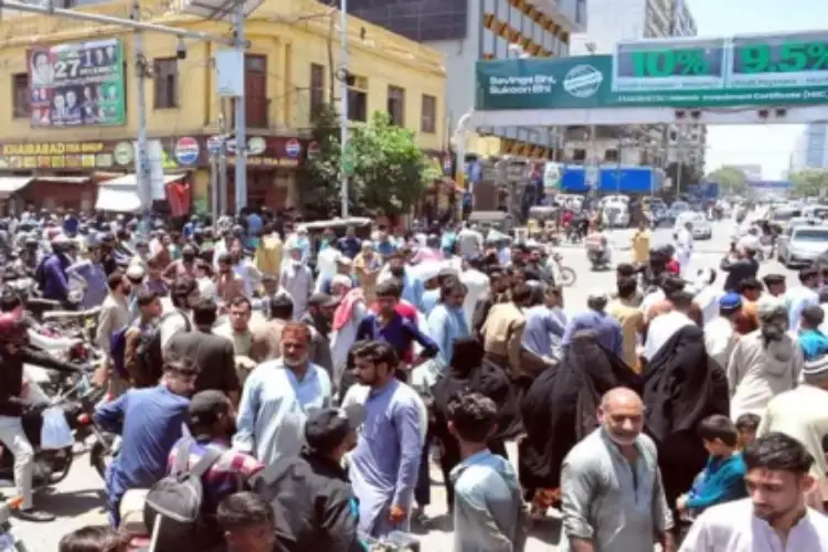 Karachi under siege as Sindh government blocks roads to thwart employees' pay protest
