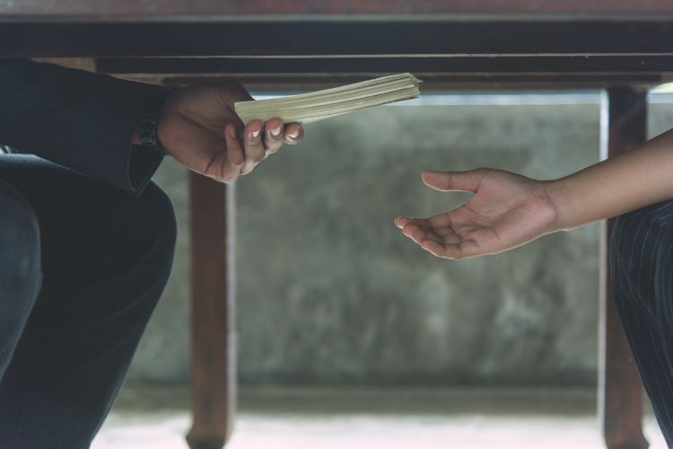 VACB catches temporary sweeper in Kasargod red-handed while accepting Rs 5,000 bribe