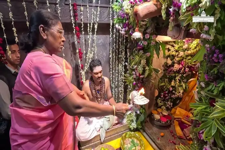 MP: President Droupadi Murmu offers prayers at Omkareshwar, Mamleshwar temples