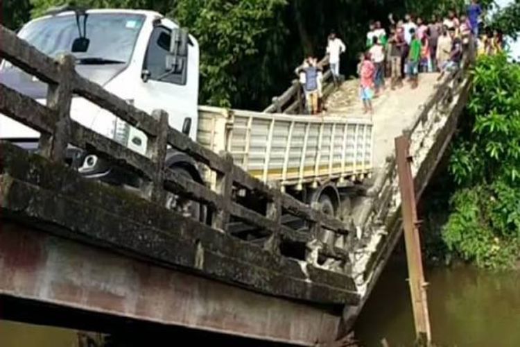 West Bengal: Part of temporary bridge over Balason river collapses in Darjeeling