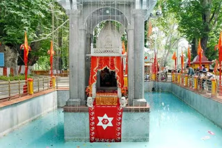 Over 9,000 pilgrims leave Jammu for Kheer Bhawani fair
