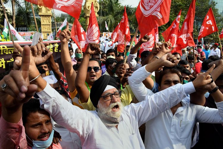 Opposition protests in Maharashtra Assembly premises demanding farm loan waiver