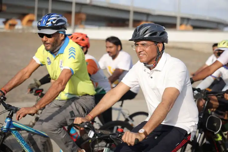 Sports Minister Mandaviya participates in 'Cycling by the Sea' under Fit India Movement