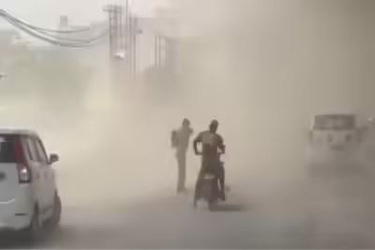 'Red alert' issued for rain in Delhi, strong winds expected