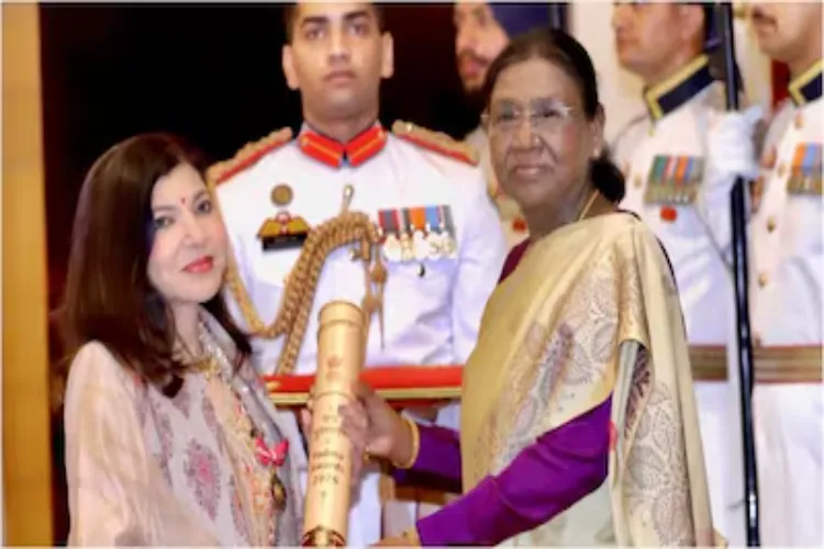 Alka Yagnik gets emotional upon receiving the Padma Bhushan.