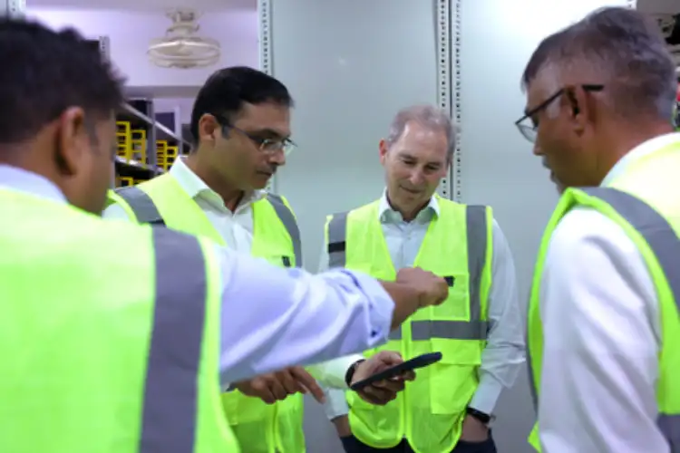 Amazon CEO in India; Seeks to expand Amazon Now to 300 cities for 