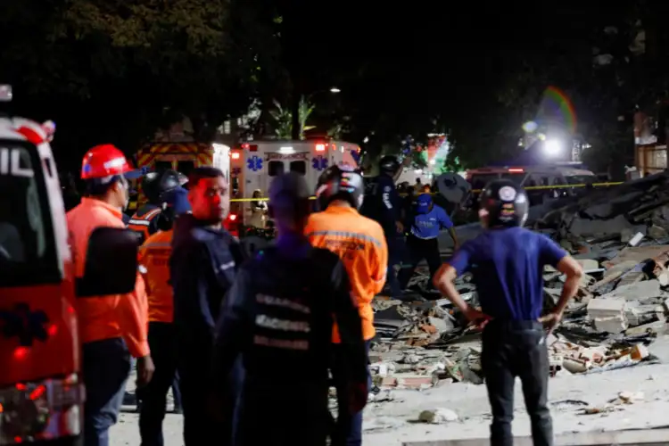 Trump pledges US aid for Venezuela quake; as USGS projects quake death toll reaching 100,000