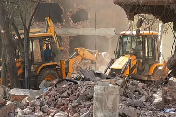 DDA launches anti-encroachment drive in Yamuna Bazaar area