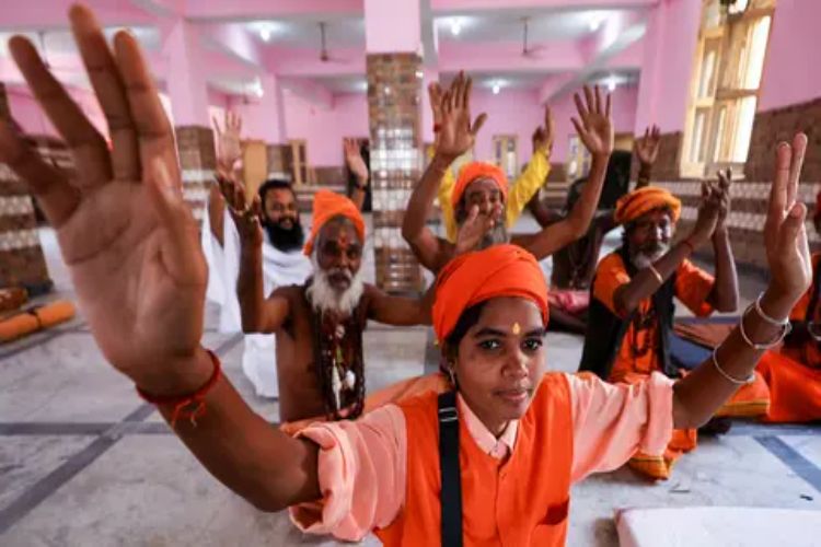 Every year, saints and sages from Nepal reach Jammu to participate in the Amarnath Yatra.